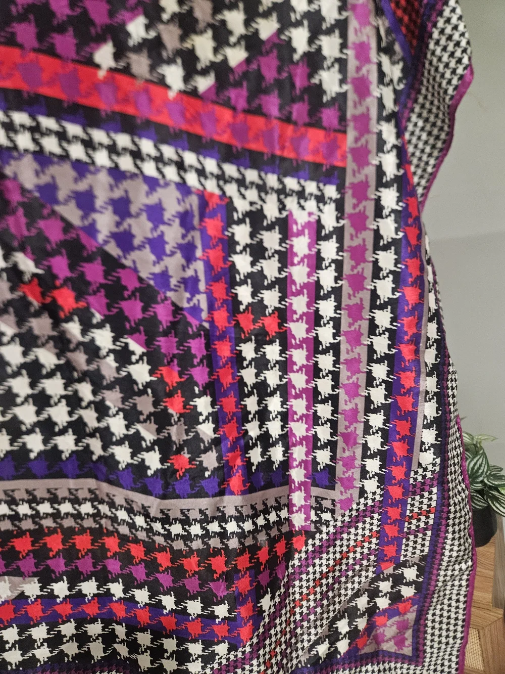 Vintage Oscar de la Renta 100% Silk Houndstooth Square Scarf Purple Black